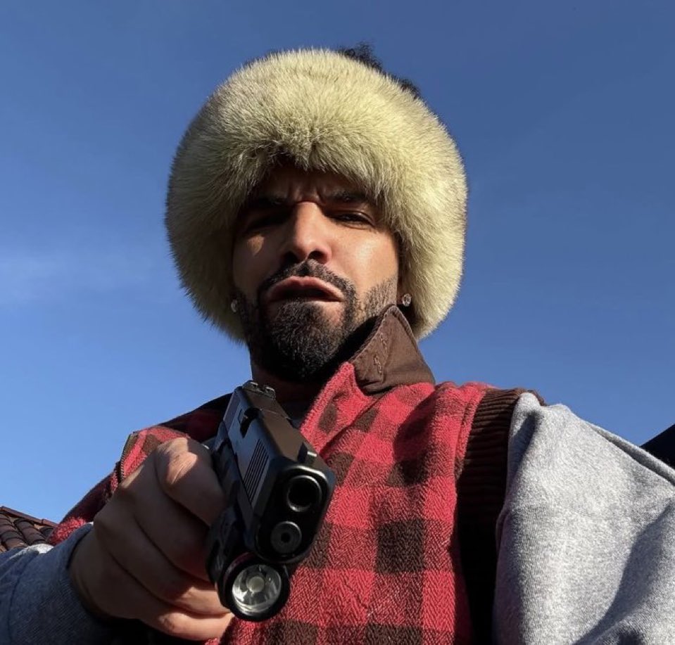 DailyLoud's tweet image. Drake shares new photo