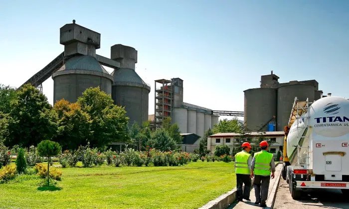 Цементарница “Усје” се повеќе делува дека е класичен проект на 🇬🇷грчките тајни служби кои на долголорен план го уништуваат македонскиот народ. 
Во целата работа единствен проблем се корумпираните македонски политичира кои дозволуваат граѓаните да бидат свесно труени. 
#Реагирајте