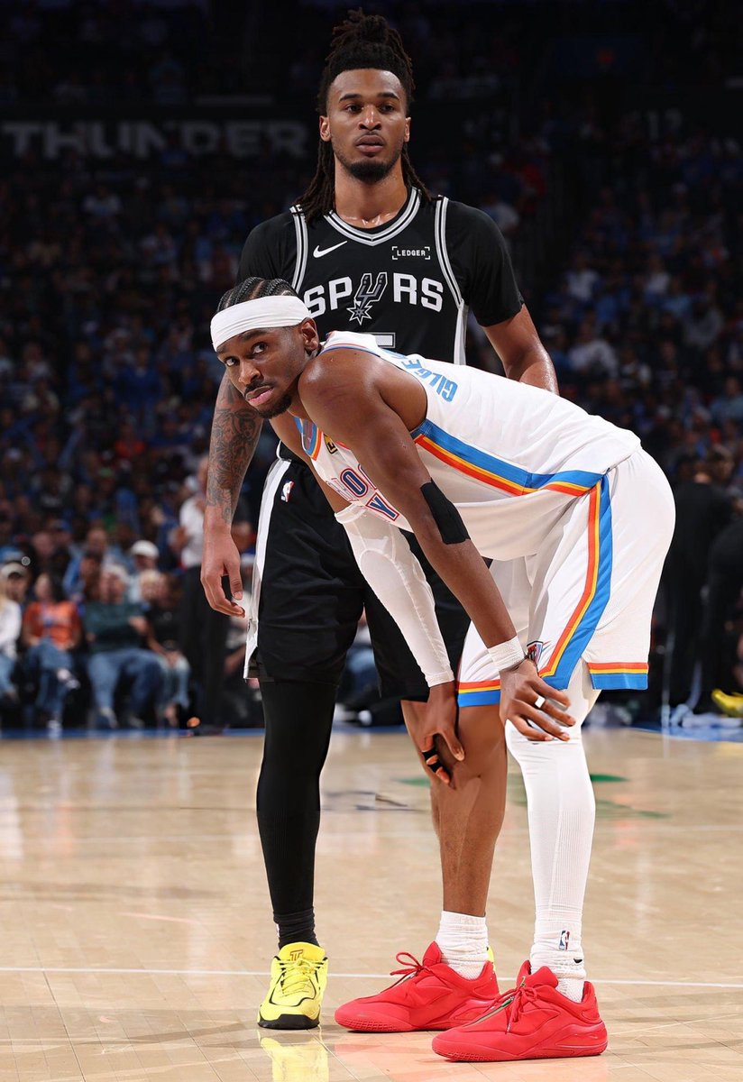 CulturaPopPod's tweet photo. SPURS WIIIIIN!!!

23-7 (!)

PQP, OS CARAS VIRARAM MUITO FREGUÊS. ACABAMO COM O SONHO DELES DE BATER O RECORDE DO WARRIORS KKKKKKKKKKKKKKKKKKKKKKKKK

O SAN ANTONIO SPURS É MUITO GIGANTE! GOOOOOOO!

Fox? GIGANTE! 29 pontos!

Castle? GIGANTE! 19 pontos e 7 assistências!

Wemby? GIGANTE! 19 pontos e 11 rebotes! 

Barnes, Harper e Keldinho? GIGANTES! 

#PorVida