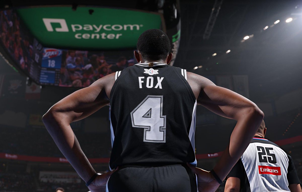 CulturaPopPod's tweet photo. SPURS WIIIIIN!!!

23-7 (!)

PQP, OS CARAS VIRARAM MUITO FREGUÊS. ACABAMO COM O SONHO DELES DE BATER O RECORDE DO WARRIORS KKKKKKKKKKKKKKKKKKKKKKKKK

O SAN ANTONIO SPURS É MUITO GIGANTE! GOOOOOOO!

Fox? GIGANTE! 29 pontos!

Castle? GIGANTE! 19 pontos e 7 assistências!

Wemby? GIGANTE! 19 pontos e 11 rebotes! 

Barnes, Harper e Keldinho? GIGANTES! 

#PorVida