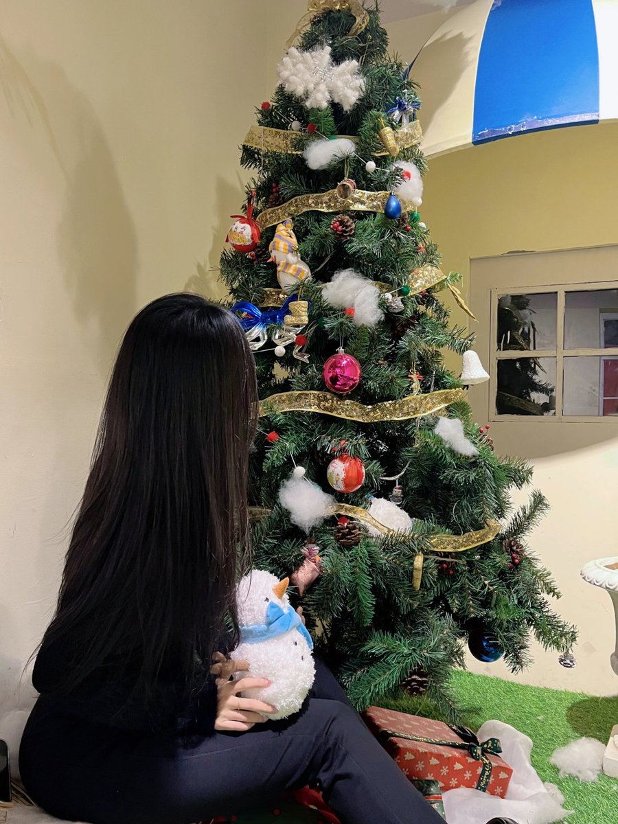 Eleena3254's tweet photo. My little snowman buddy and I are ready for Christmas! What a magical sight. ⛄️ https://t.co/gjYLbxv6Qx