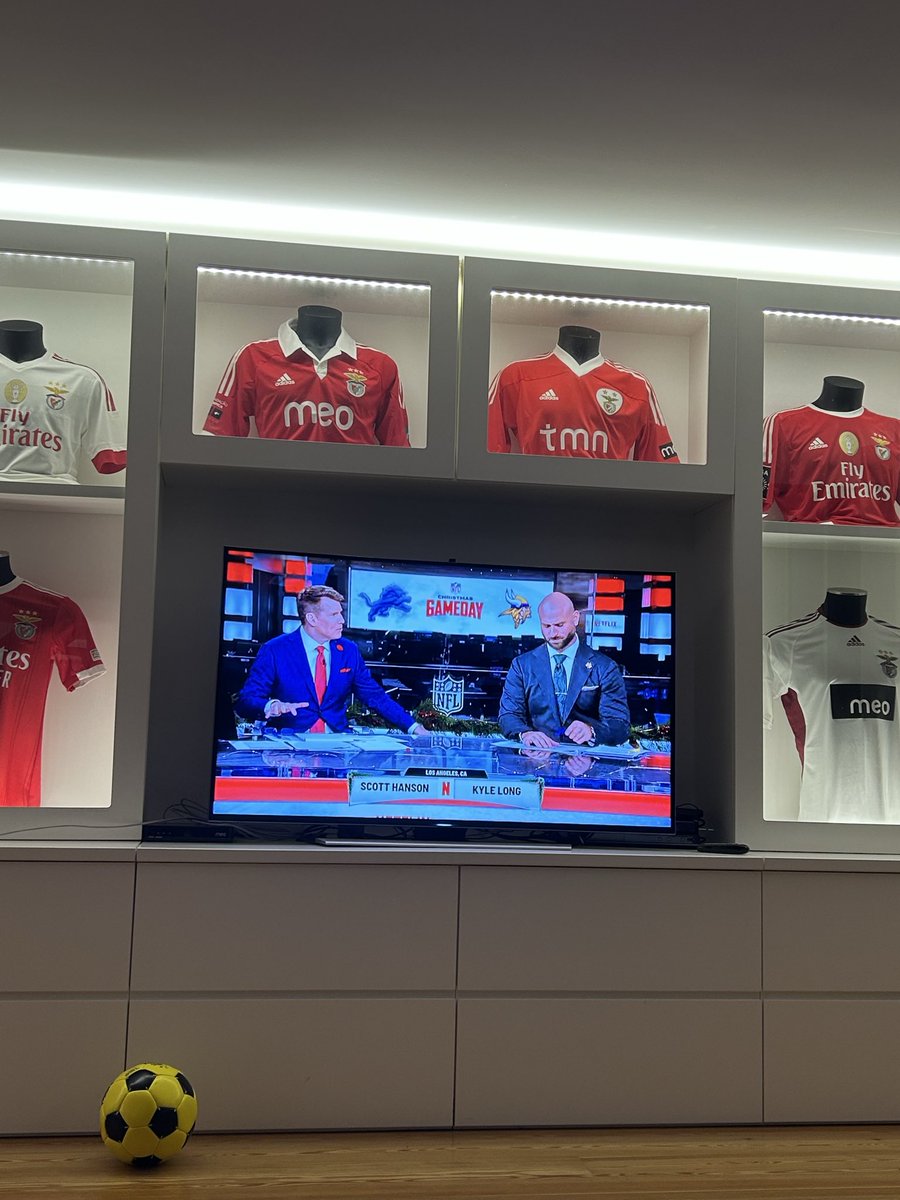 ZePissa's tweet photo. Watching from Lisbon, Portugal. Waiting for Benfica to play on Sunday! #nflnetflix https://t.co/uqcbbqLxZb