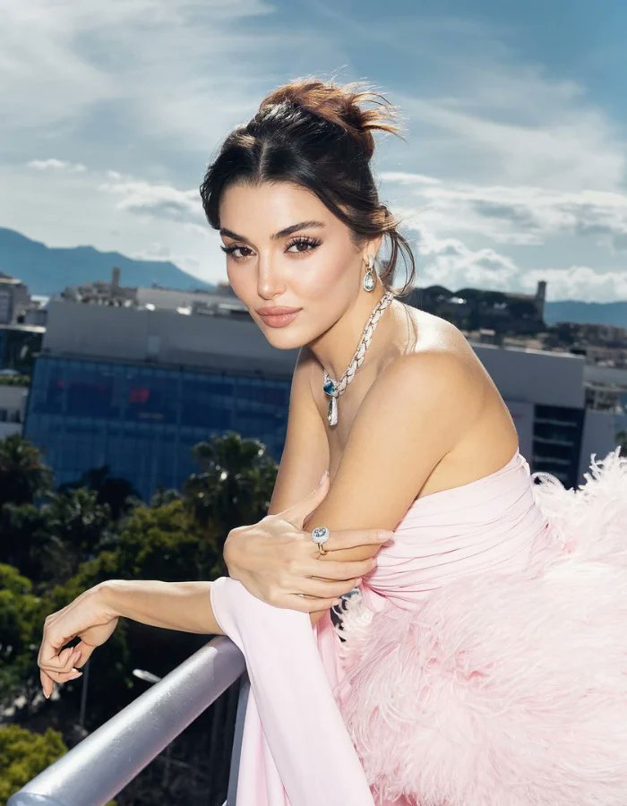 MariaBatb's tweet image. 00:00 Happy Birthday @ACelinakova!! Enjoy your day.
I hope you like the guests for your party 🎉🎂😘
#BatB #BeautyAndTheBeast #Supergirl #BambaskaBiri