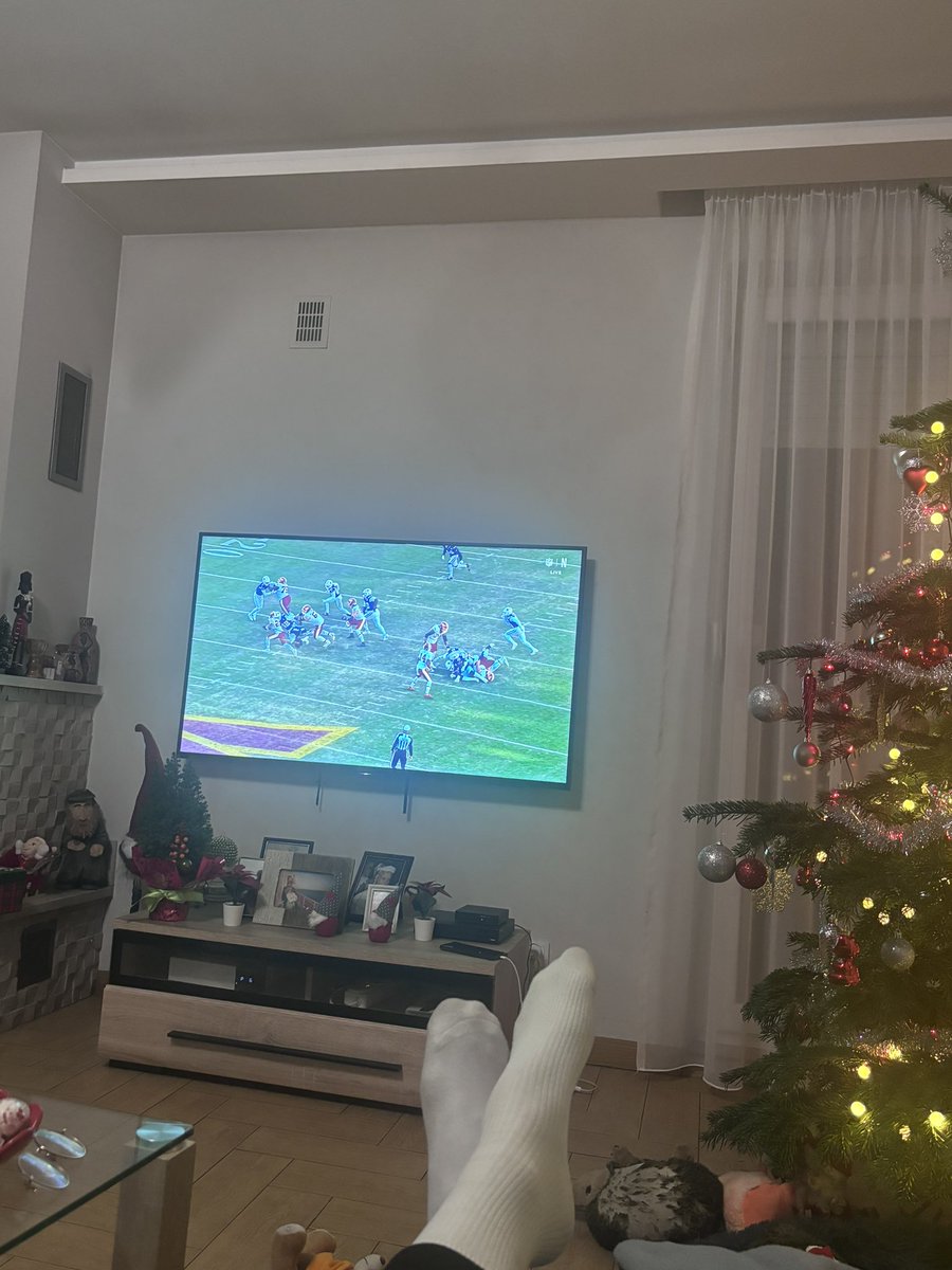 takeavenueb's tweet photo. watching all the way from warsaw 🇵🇱 #NFLonNetflix 🐻⬇️ https://t.co/eKGQZyD6cI