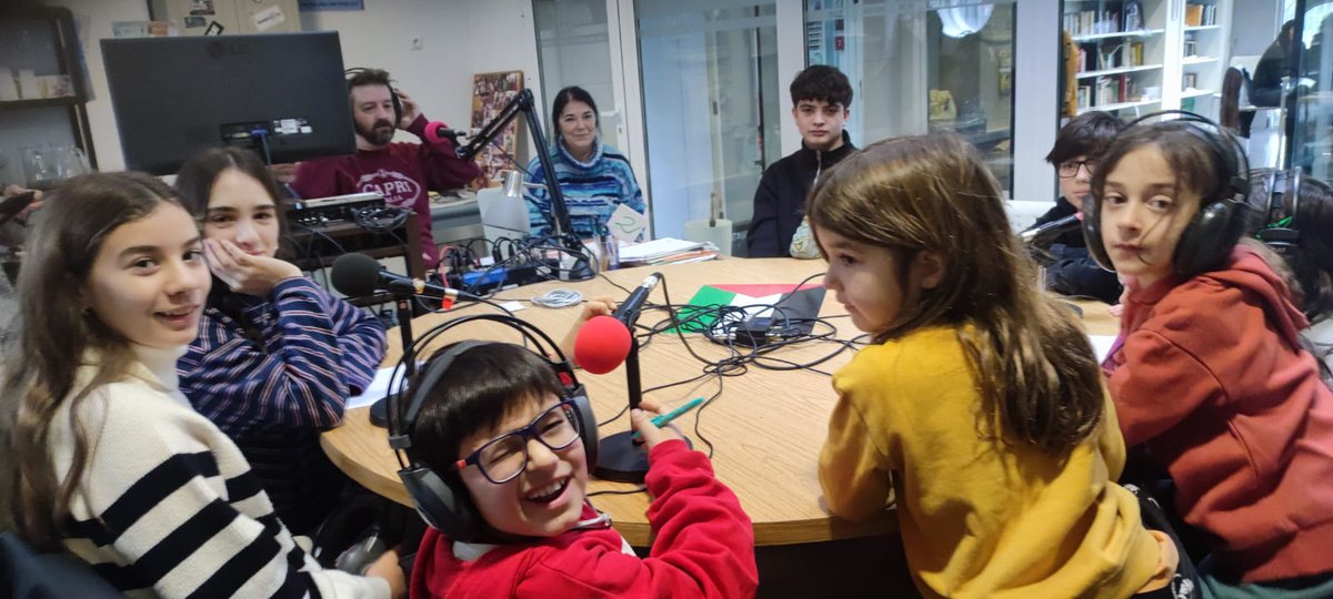 📻 Já podes escuitar um novo episódio de "Universo Nosso" o melhor podcast sa Galiza 😉feito por e para crianças desde o coletivo #Brincarmos em Rádio Filispim go.ivoox.com/rf/164784270