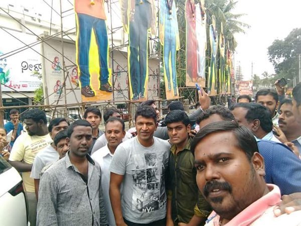 PRKcultARK's tweet photo. @VeerakaputraSri Dr.Puneeth Rajkumar fans started the trend:
8+ cutouts (Sept 2016)
30+ cutouts (March 2022)

Later in September 2022, you copied the celebration with 50 cutouts.

The patent owners (appu fans) beat this to 75 cutouts within one month!

Please get your facts right 👍 https://t.co/seGLURWt3E