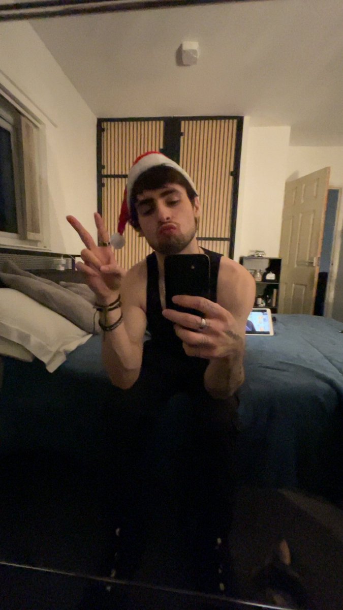 took wayyyy to many pics in this hat🙈🎅🏻…