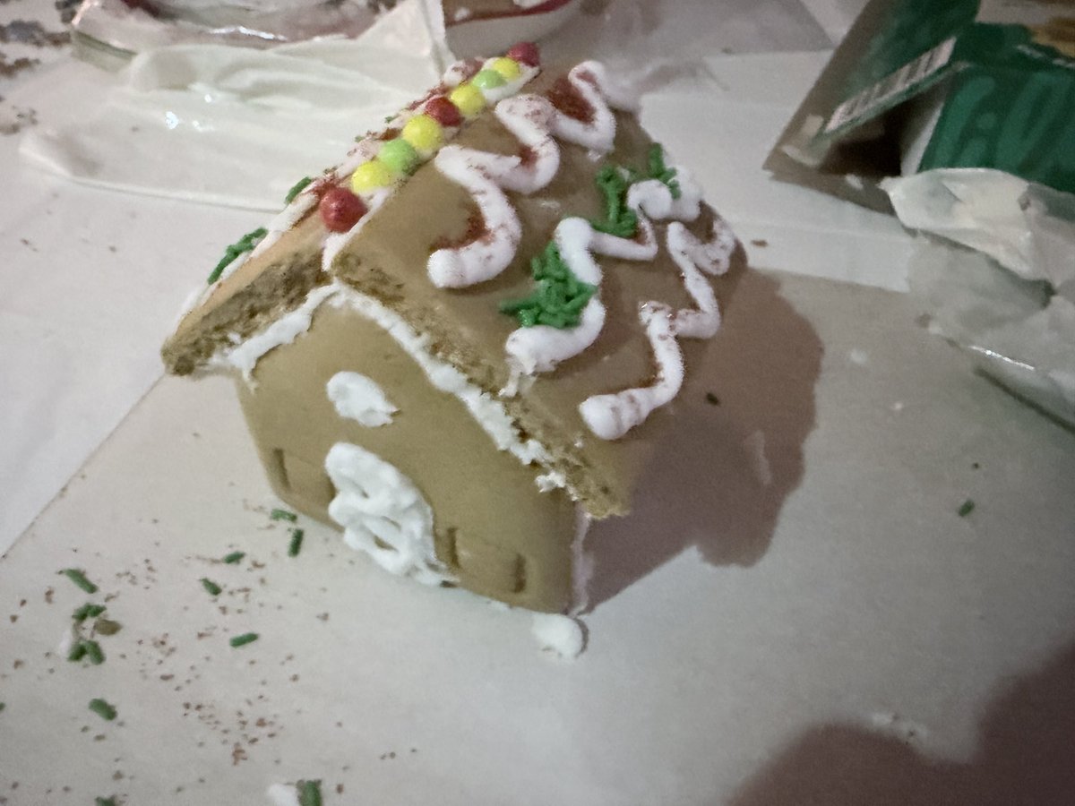 _Knighhtt's tweet image. Look at this marvelously built house I made pretty impressive right? 🫚🍞🏠