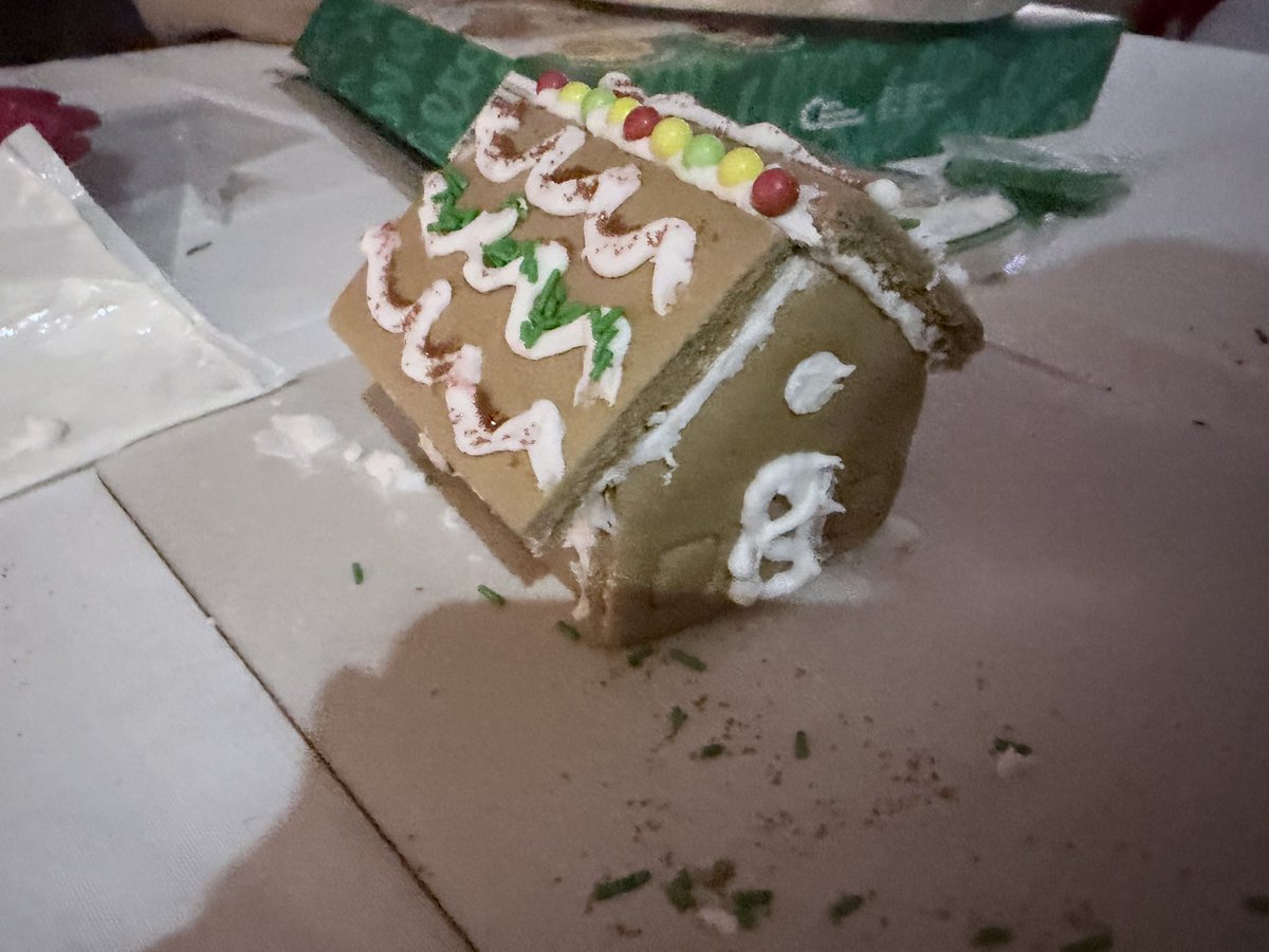 _Knighhtt's tweet image. Look at this marvelously built house I made pretty impressive right? 🫚🍞🏠