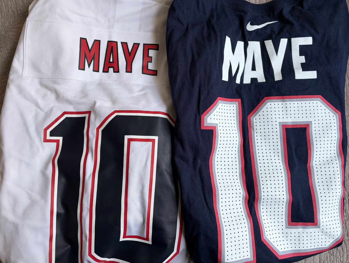 drakemayeloverr's tweet image. Starting a thread of any Drake Maye/Patriots gifts 

Shoutout to Santa for the jersey and shirt