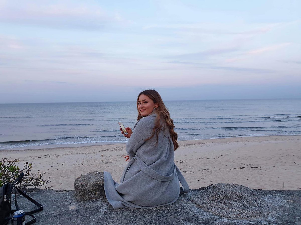 SuchadaRucha's tweet image. Happy Christmas! I hope everyone has a wonderful day. These photos were taken yesterday at the beach with my friends. I hope the seawater can wash away all the troubles and unhappiness of the past year.