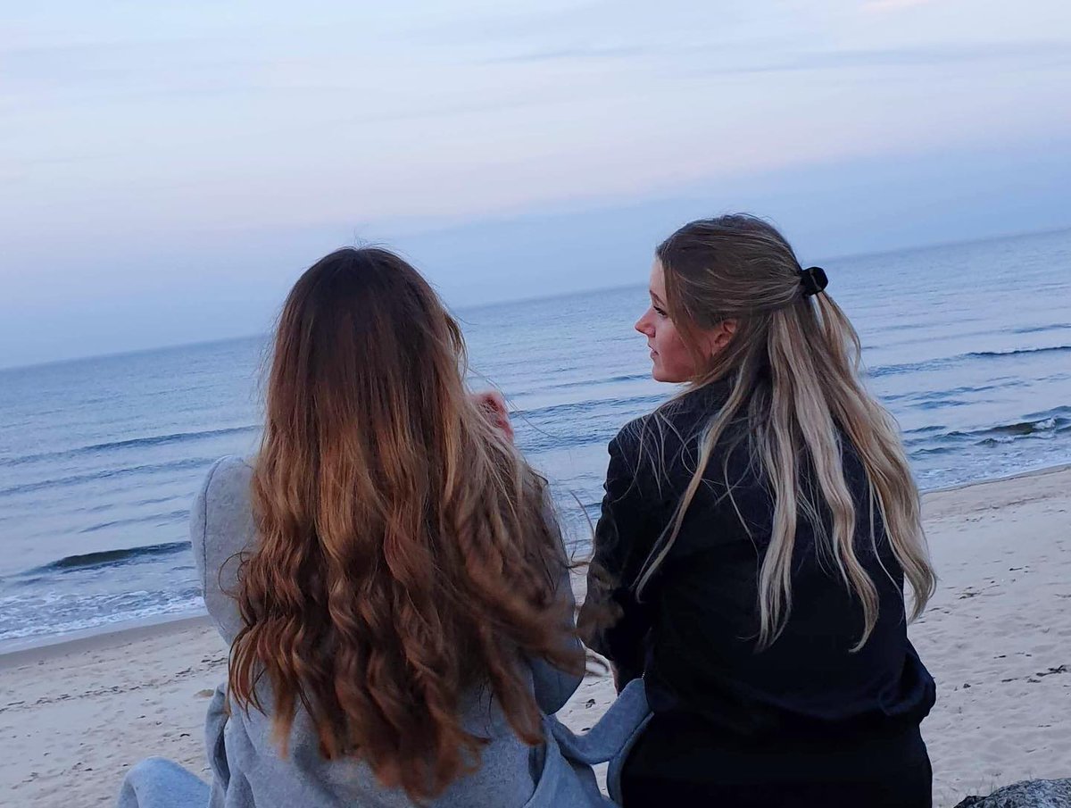 SuchadaRucha's tweet image. Happy Christmas! I hope everyone has a wonderful day. These photos were taken yesterday at the beach with my friends. I hope the seawater can wash away all the troubles and unhappiness of the past year.