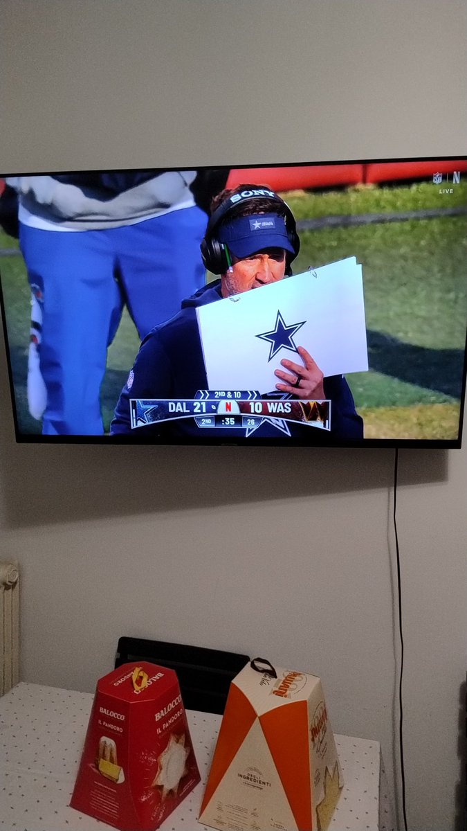 LFRE78's tweet photo. Auguri di buon natale! Merry Christmas! From Turín, Italy! Let's go cowboys! #Netflix #ChristmasDay #NFLonNetflix https://t.co/KhZ2bsVXzK