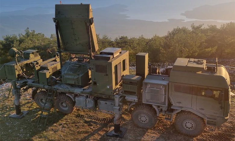 SavunmaSanayiST's tweet photo. Önümüzdeki hafta Türk Silahlı Kuvvetleri’ne yeni bir ALP-100G Alçak İrtifa AESA Radar Sistemi teslimatı gerçekleştirilecek. 

ASELSAN ALP-100G, ALP-300G gibi uzun menzilli erken ihbar radarlarının kör noktasında kalan sektörlerde, hava hedeflerinin tespitinde aktif rol oynuyor. https://t.co/qlYM4mf6gB
