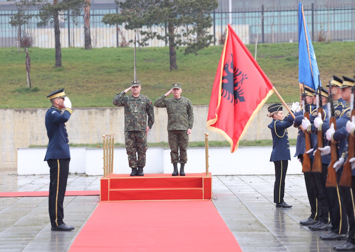 ArtanGjini73765's tweet image. Kosovë, 24 Dhjetor 2025. 
Takohen Komandant i Forcës së Sigurisë së Kosovës Gjeneralejtënant Bashkim Jashari dhe Shefi i Shtabit të Përgjithshëm të FA të Shqipërisë Gjeneralejtënant Arben Kingji: Bashkëpunimi mes ushtrive tona është prioritet strategjik kombëtar.