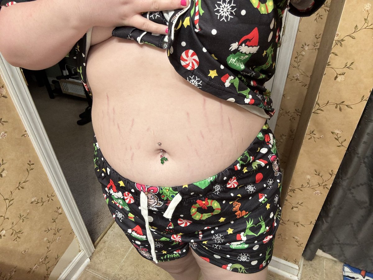 KimberlanSmith's tweet image. Kiss under the mistletoe 💚