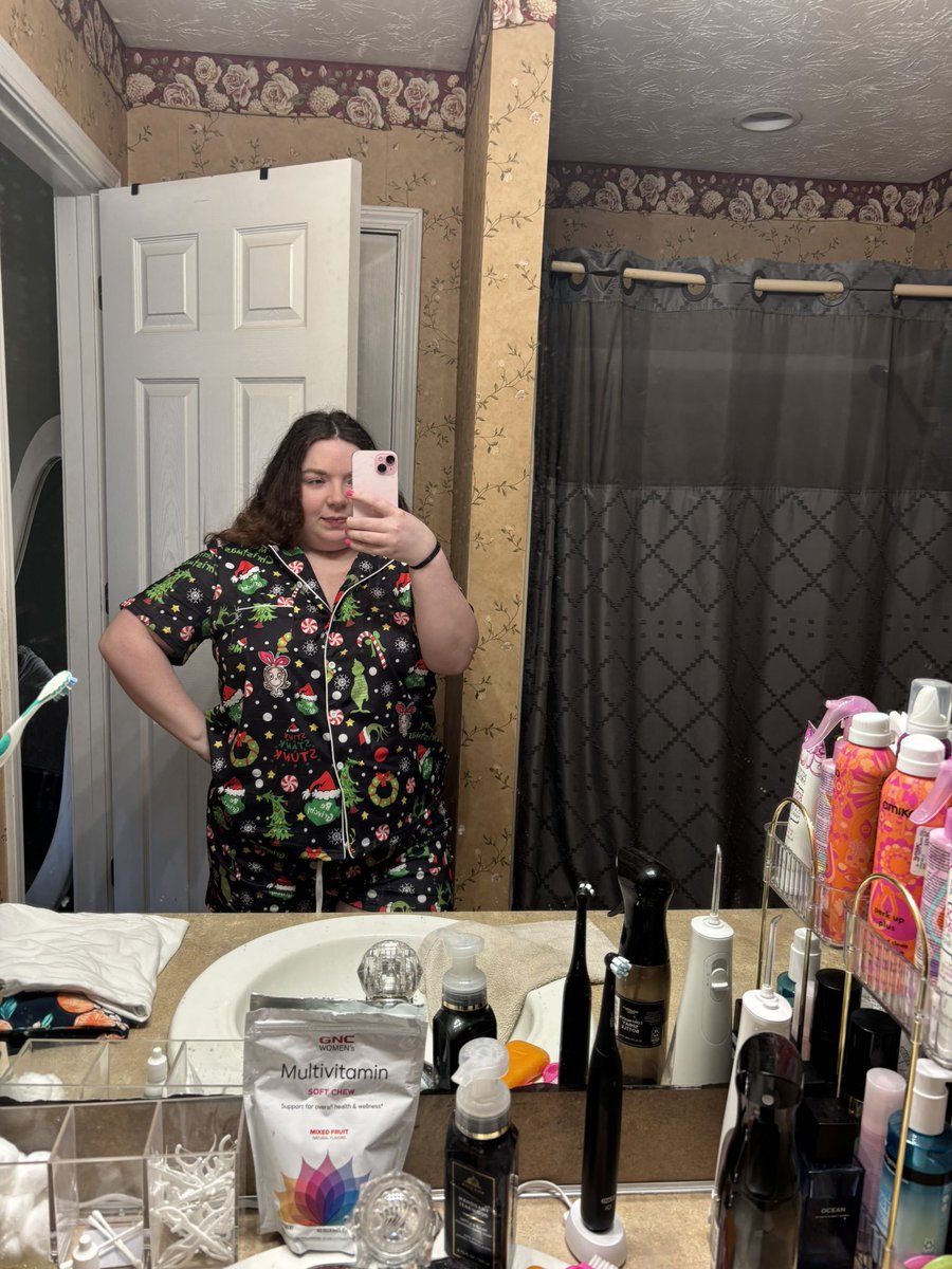 KimberlanSmith's tweet image. Kiss under the mistletoe 💚