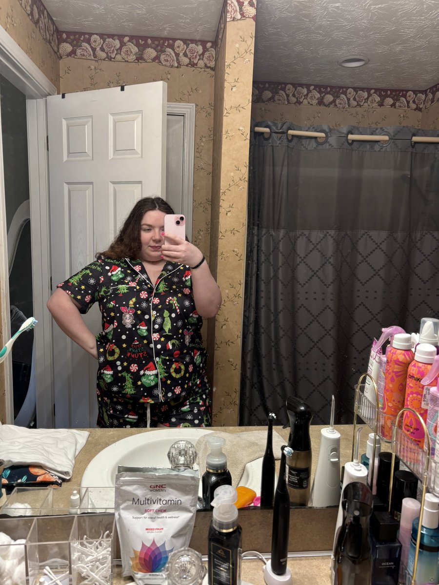 KimberlanSmith's tweet image. Kiss under the mistletoe 💚