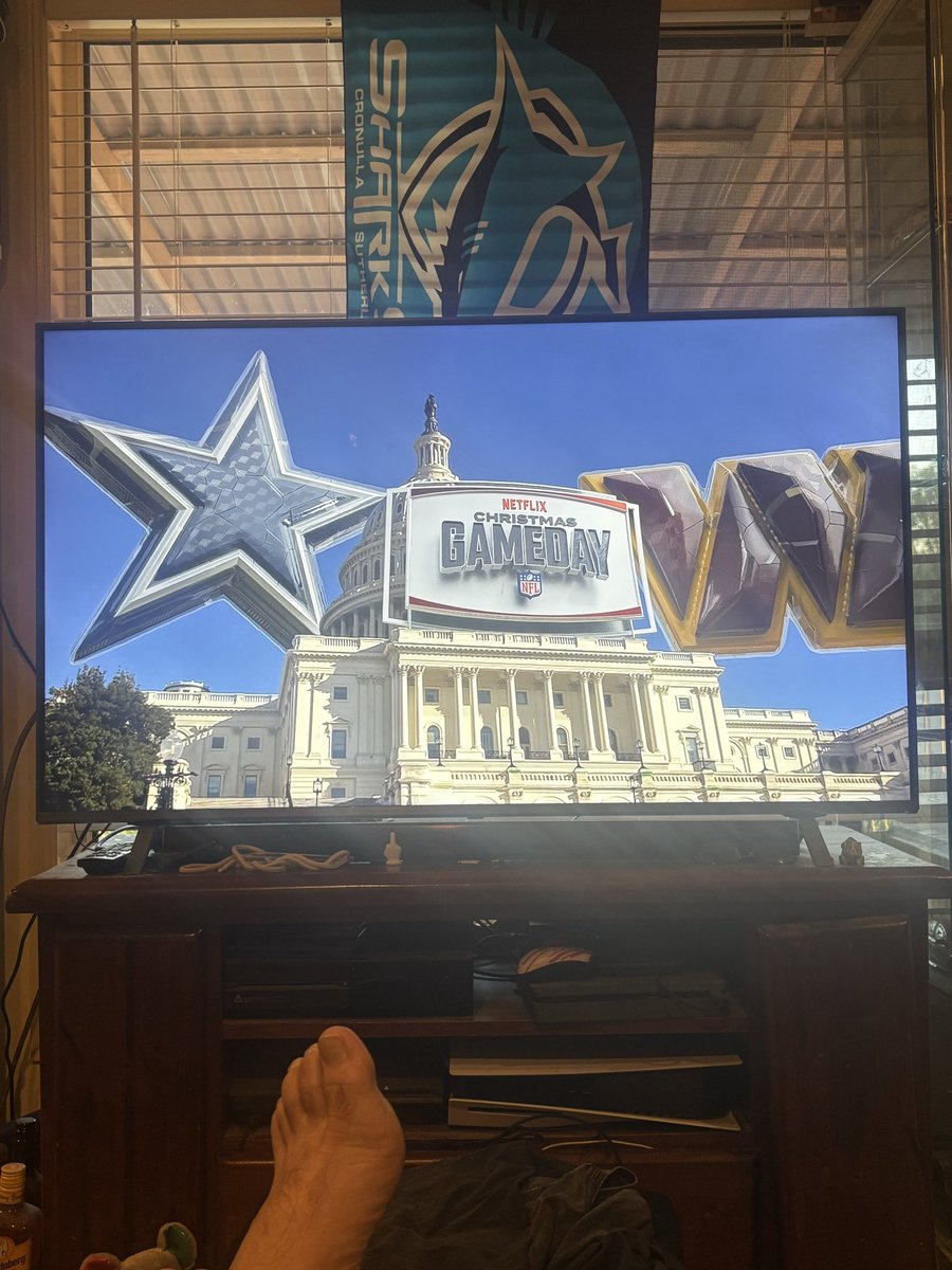 hobday36's tweet photo. Chilling in Australia 🇦🇺 let’s go Commanders. #NflonNetflix https://t.co/NcHHBqlIRV