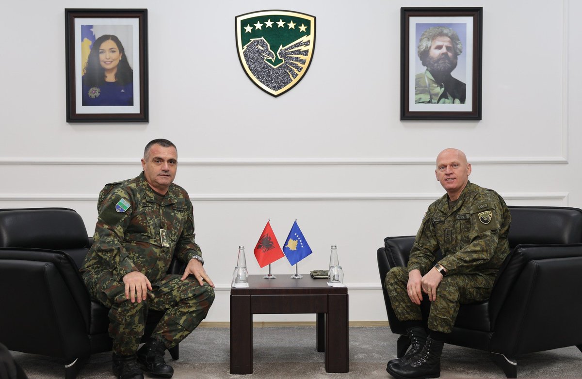 ArtanGjini73765's tweet image. Kosovë, 24 Dhjetor 2025. 
Takohen Komandant i Forcës së Sigurisë së Kosovës Gjeneralejtënant Bashkim Jashari dhe Shefi i Shtabit të Përgjithshëm të FA të Shqipërisë Gjeneralejtënant Arben Kingji: Bashkëpunimi mes ushtrive tona është prioritet strategjik kombëtar.