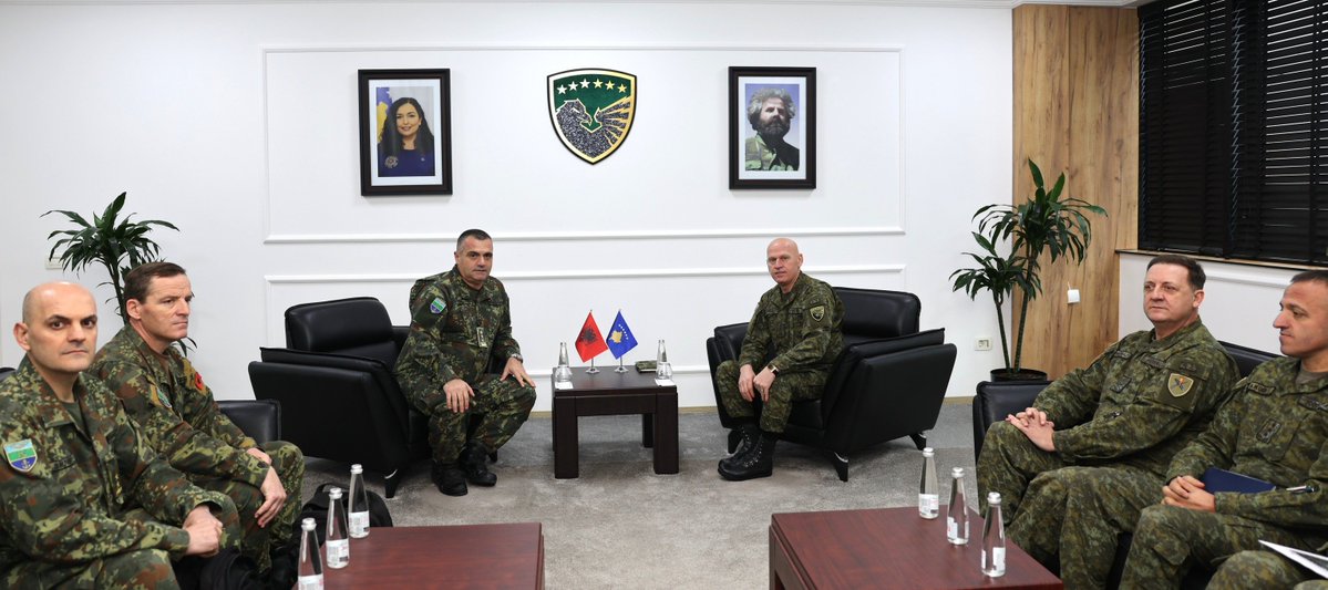 ArtanGjini73765's tweet image. Kosovë, 24 Dhjetor 2025. 
Takohen Komandant i Forcës së Sigurisë së Kosovës Gjeneralejtënant Bashkim Jashari dhe Shefi i Shtabit të Përgjithshëm të FA të Shqipërisë Gjeneralejtënant Arben Kingji: Bashkëpunimi mes ushtrive tona është prioritet strategjik kombëtar.