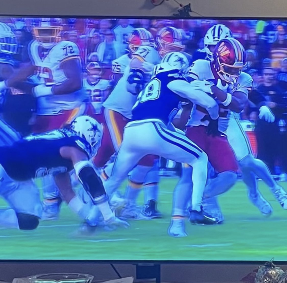 EDabizzi's tweet photo. #NFLonNetflix 
#MerryChristmas 
#NFLChristmasday 
Watching from Italy👍🏻💪🏻🇮🇹 https://t.co/IjUJt8mNTQ