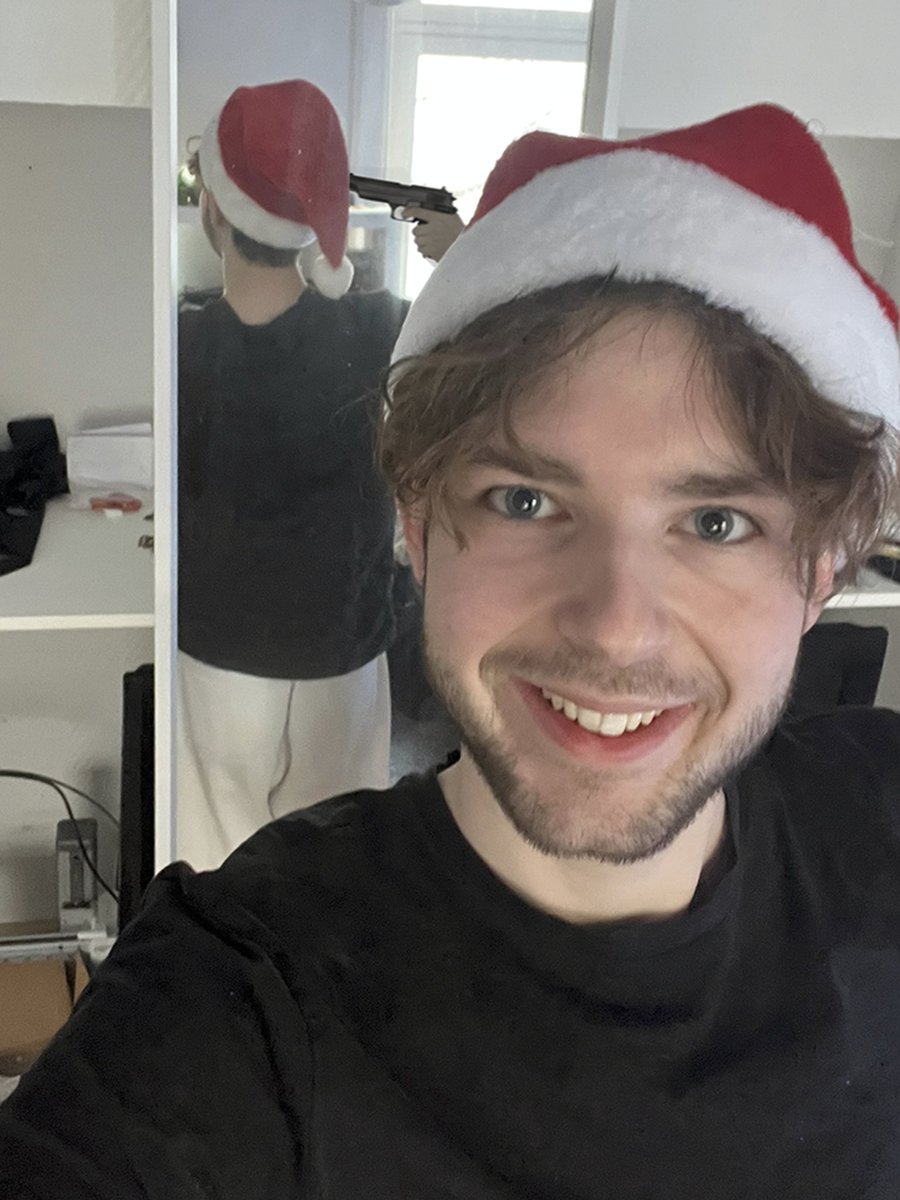 Merry Christmas everyone!❄️🎄 Hope y'all are having a nice Christmas Day

Jolly photo of me today 

Stream starts in around 15 hours, make sure to be there tomorrow