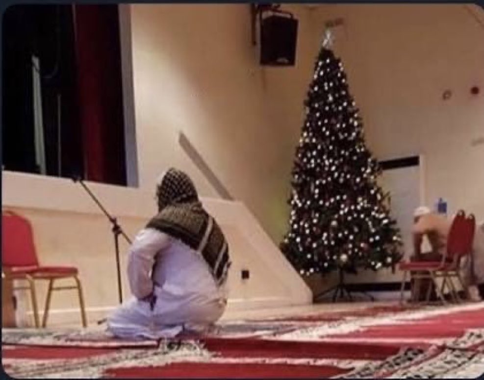 BaderALhjraF's tweet photo. @MoSalah محمد صلاح 2031 اذا صار العيد مع كريسماس https://t.co/Hd0c85VCNx