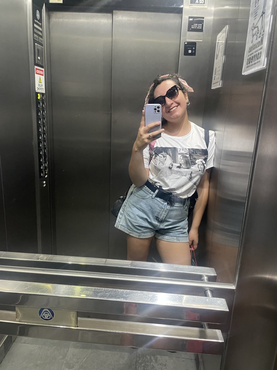 Pedí para navidad una polera de friends y mi tenida luce tal cual lo imaginé, gracias a <a href="/Miguras/">MIGURAS</a> y mi hermano 🥰