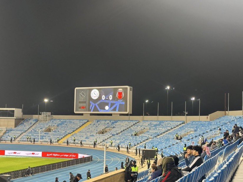 الحضور الجماهيري لمباراة نيوم والنجمة هو ...

965 مشجع فقط

الحضور الجماهيري لمباراة الرياض والاتفاق هو ...

891 مشجع فقط

المجموع هو = 1845 لـمباراتين!!!!!!!