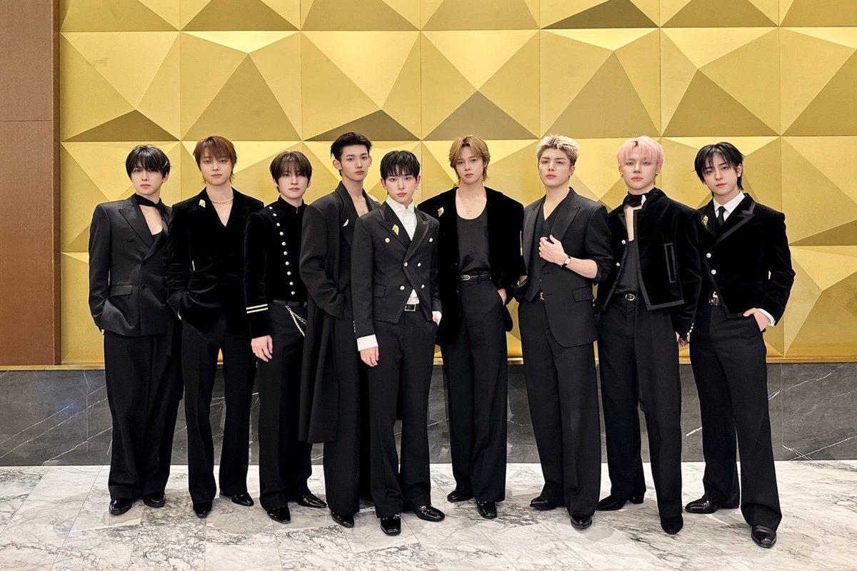 Back to black for our SBS Gayo Daejeon appearance. Yes, I am tall.. I’m just in between two giants so I look small. 💭