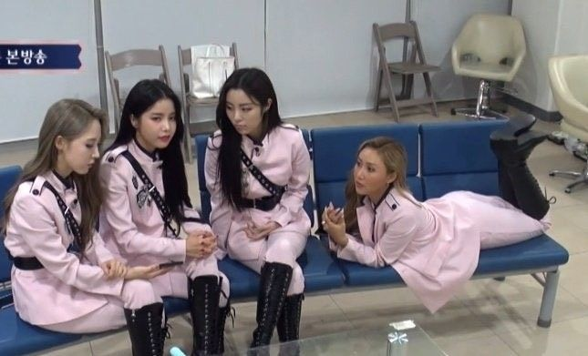 Cecilia09Ceci's tweet photo. Guess who's the maknae of Mamamoo... https://t.co/8cQZQulAE7