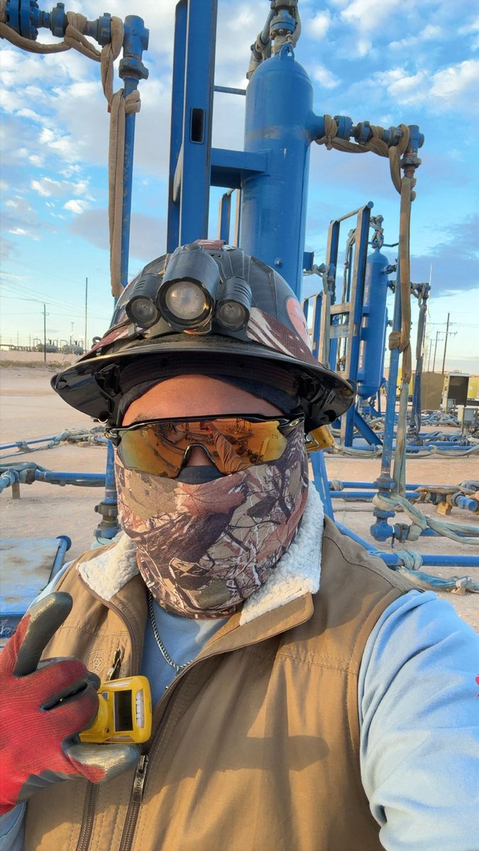 KrisAndrews24's tweet photo. Another year workin in the field for Christmas🎄because hey someone’s gotta flow these oil wells back for the U.S mutha fuckin A baby sheesh🤘🏾🙏🏾☝🏾 Bless up to the ones that get to be home for the holidays with family. #WellTesting #FlowBk #NewMexico #ChrismasDay #Thankful https://t.co/9C0bOlUiM5