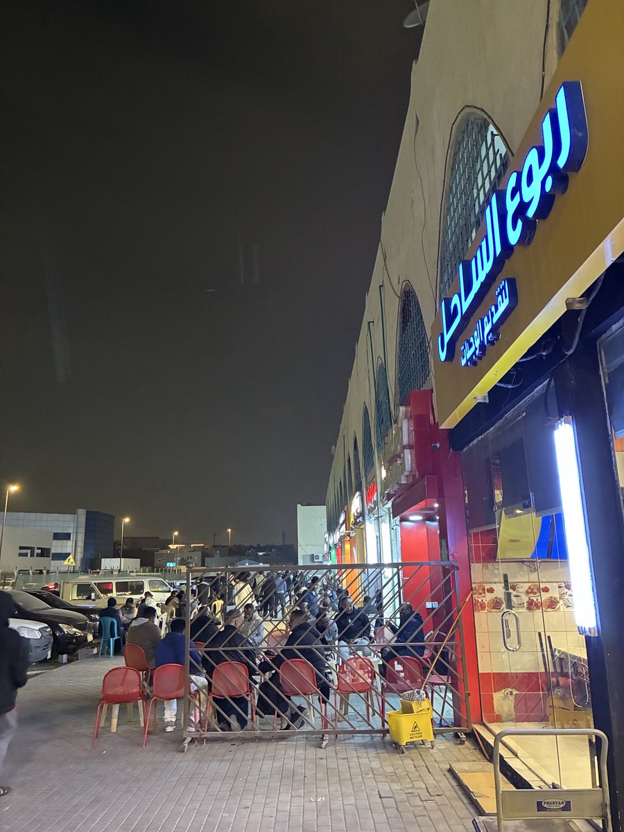 サウジアラビアに来て3日目。

ホテル周辺にどんな店があるかわかったし、ホテルのスタッフとも仲良くなった^_^

大阪に出張で行く時と同じくらい違和感なく過ごせている。

人々は親切だし、とても良い国です。

あと、夜は寒いよ。