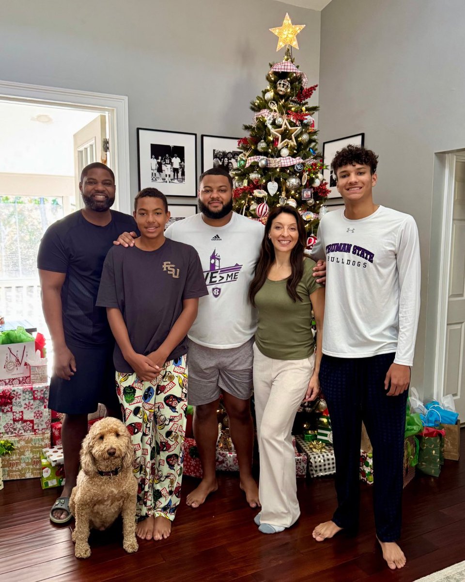 From our family to yours: MERRY CHRISTMAS🎄 https://t.co/WiZJSMdNh6