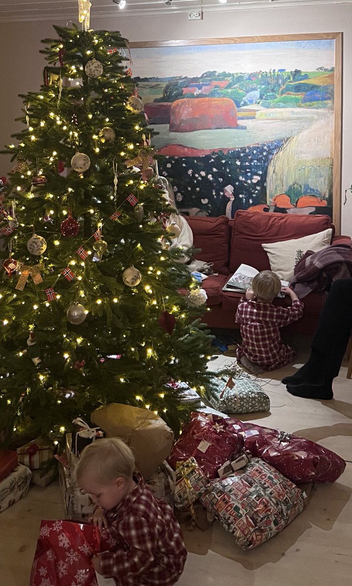 mmmm99124's tweet photo. 3年前にクリスマス飾りを一箱まとめて無くしてから一切クリスマスデコレーションをしてなかったけど、今年3年ぶりにノルウェーでクリスマスを過ごして、更に義姉のクリスマスデコレーション見てあまりに可愛過ぎて私も来年はデコることに決めた。ので今年の年末セールでデコレーションまとめて買う！ https://t.co/9AZcgDlhP6
