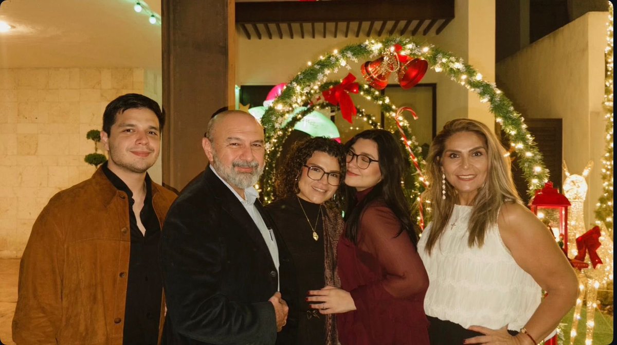 La Navidad es familia, es amor compartido y gratitud por caminar juntos.
Con Lia y nuestros hijos Luis Humberto, Analía y Daniela, celebramos la dicha de estar unidos, de abrazarnos con esperanza y de agradecer a Dios por sus bendecirnos siempre y por cada momento vivido.
Que