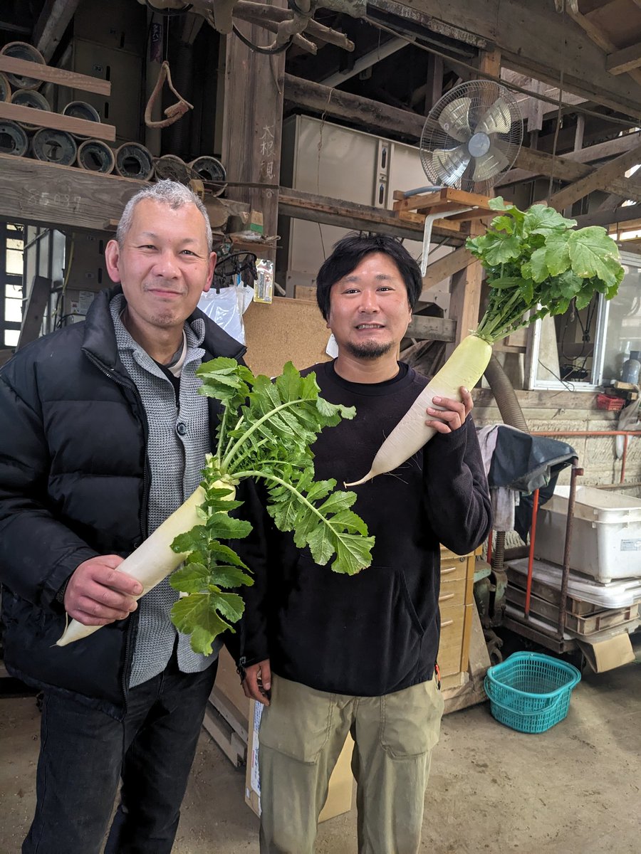 tomocanaria's tweet photo. 【ソムリエファーム】

御節料理用に壬生菜、優等生大根、法蓮草、鷹の爪を仕入れて来ました

たけちゃんありがとう
ヤギのふうちゃんも大人しくて可愛かったですね

ランチは陽子シェフのお店でクリスマスセットでした

#ソムリエファーム
#季節板前料理なごみ
#Tacachetteタカシェット
#山武
#富里 https://t.co/RhuAXjUiTM