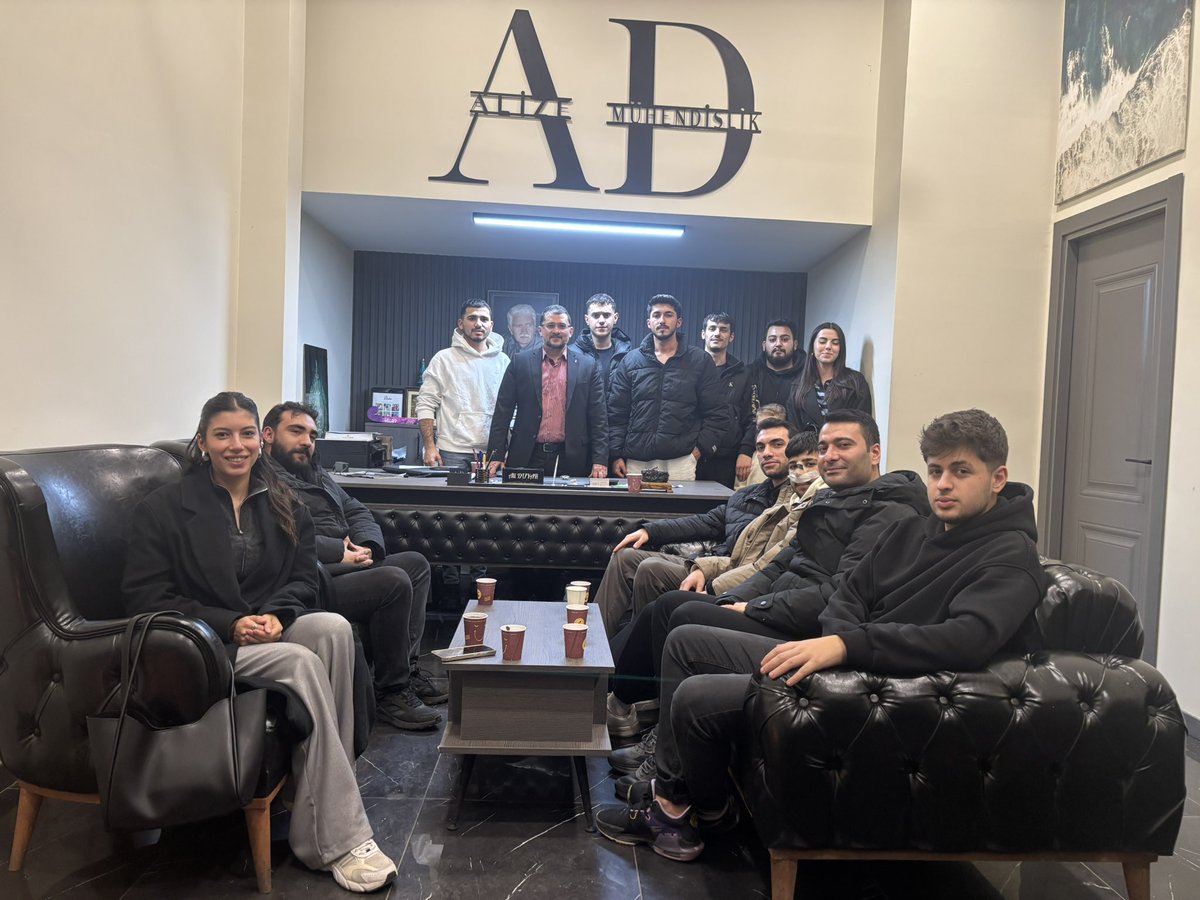 Gençlik kolları olarak İlçe Başkanımız Sn. Ali Duyar’ı ofisinde ziyaret ettik. İlçemiz için verimli bir sohbet ve güçlü bir istişare gerçekleştirdik.