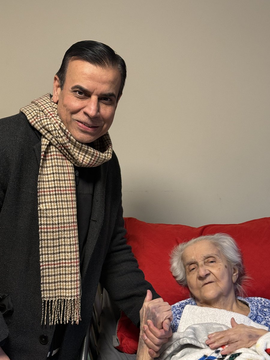 HafeezRehmanMD's tweet image. My #ChristmasEve visit to one of my favorite patients. She can no longer come to the office, but despite memory issues, she recognized me and said, ‘I’m so grateful you’re here.’ An unforgettable moment 🙏 Love you, Doña Virginia!”