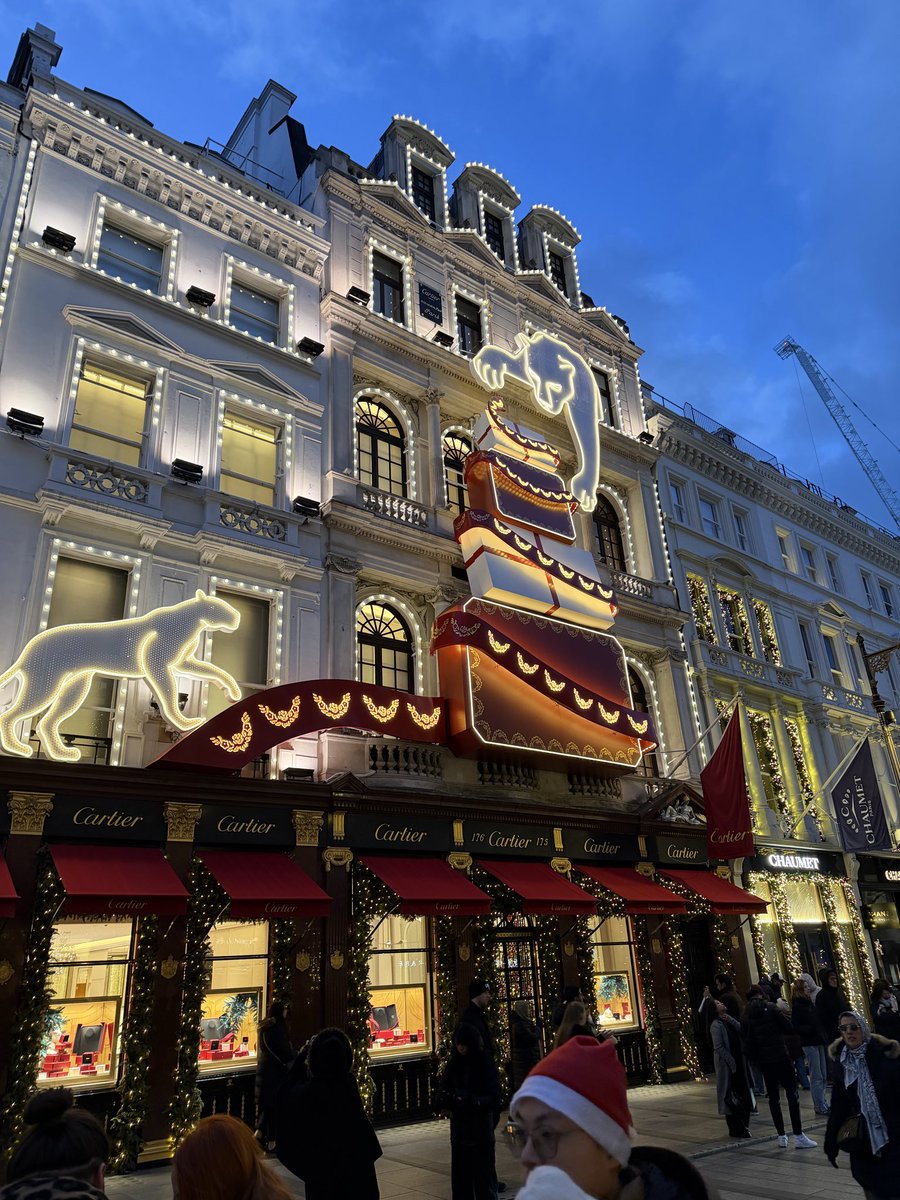 BestFutureEdu's tweet photo. Londonโs lights, they light the streets and warm the heart. #MerryChristmas #LondonLights #ChristmasLights #FestiveLights #WinterWarmth #LondonAtNight #ChristmasInLondon #HolidayLights #WinterInLondon https://t.co/hAsrN2Qjz9