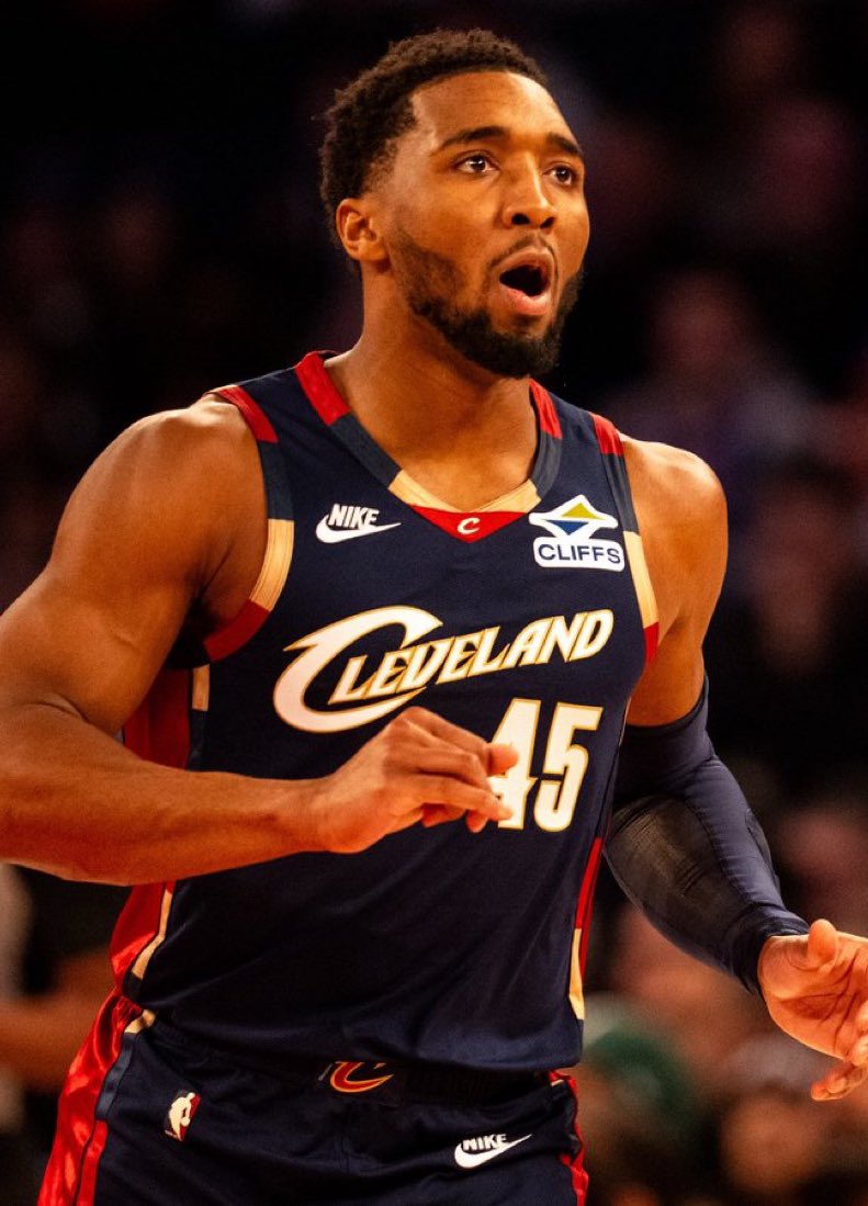 TheHoopCentral's tweet image. Donovan Mitchell today:

34 Points 
7 Rebounds 
6 Assists 
4 Steals 
12/25 FGM
4/9 3PM
6/6 FTM
33 Minutes