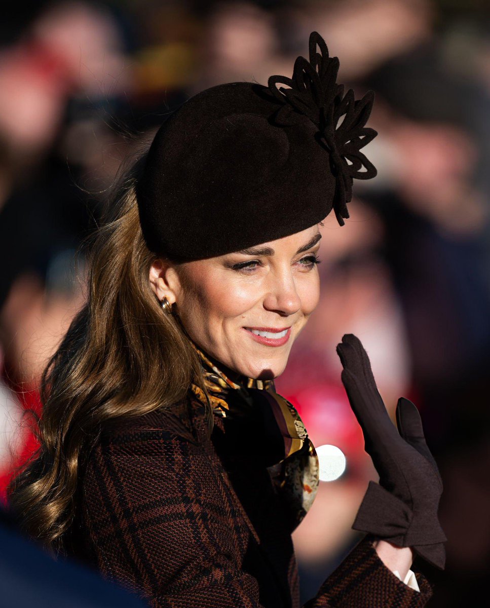 The stunning Princess of Wales earlier today at Sandringham 🤎