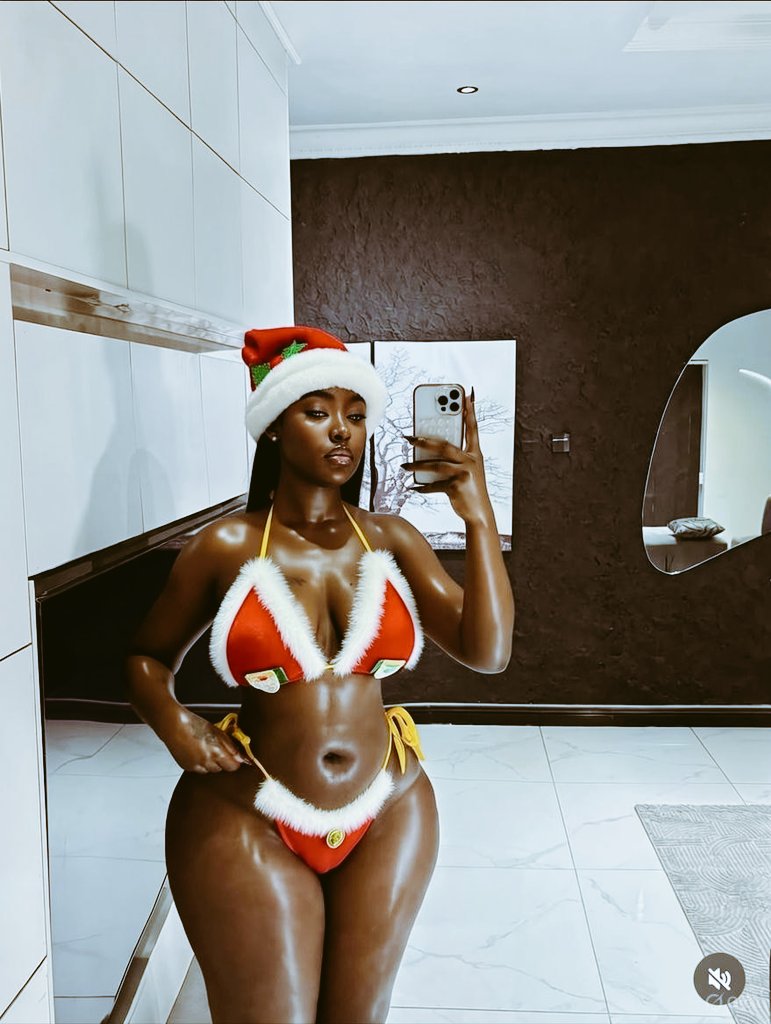 __Poo_kie's tweet image. She's Santa🧑‍🎄