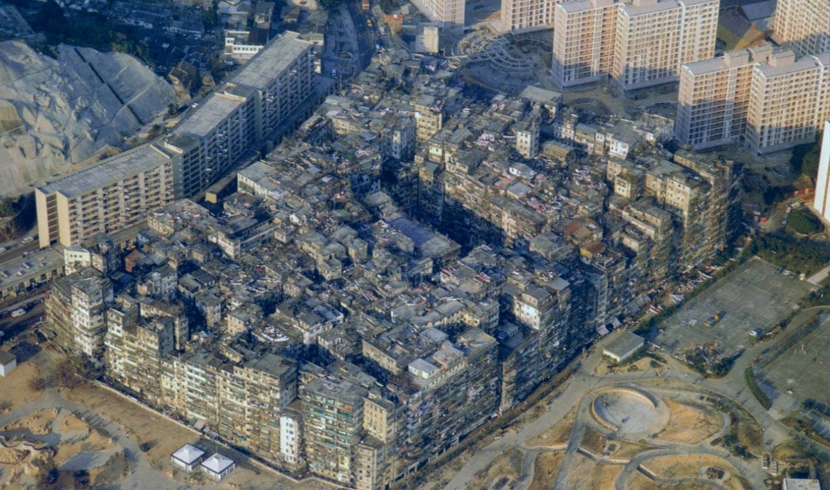 En 1987, el gobierno de Hong Kong anunció la demolición de un bloque de edificios donde 33.000 personas vivían apiñadas en solo 2 hectáreas. Era el lugar más densamente poblado de la Tierra, una ciudad sin ley, sin sol y gobernada por dentistas ilegales. Tira del hilo 🧵👇🏽👇🏽👇🏽