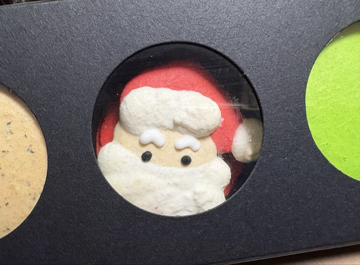 マカロンをいただきました✨
「よおっ！」て手をあげてるサンタさんかな？可愛い💕

……あヾ(･▽･ ; )ﾉ え？
手じゃなくて帽子？！

メリークリスマスヽ(；▽；)🎄(遅