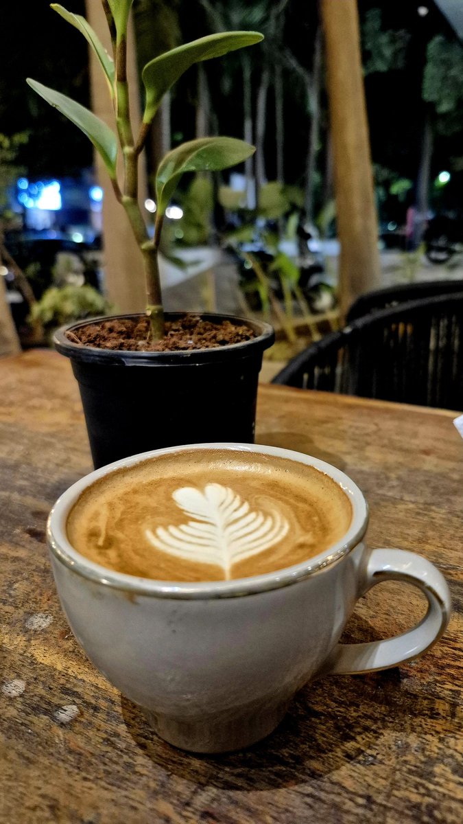 ksourabh's tweet image. Yahaan bhi hoga wahaan bhi hoga,
abb toh saare @district_india mein hoga, kya
 #DPass ka hi  **jalwa** ✨  

One more dinner redemption at #Demitasse Coffee, Aundh
 ~ Grilled mushroom burger
~ Veggie croissant sandwich 
~ Hot café mocha 
on a perfect #Christmas2025 Eve 🌃☕