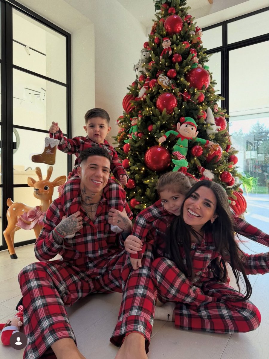 Mercado_Ingles's tweet image. Familia y Monogamia 🥰🎄