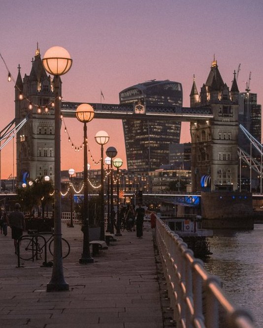 Emily4856's tweet image. Witness the breathtaking beauty of Tower Bridge as it glows under the enchanting hues of sunset 🌅✨ #TowerBridge #LondonSunset #ExploreLondon