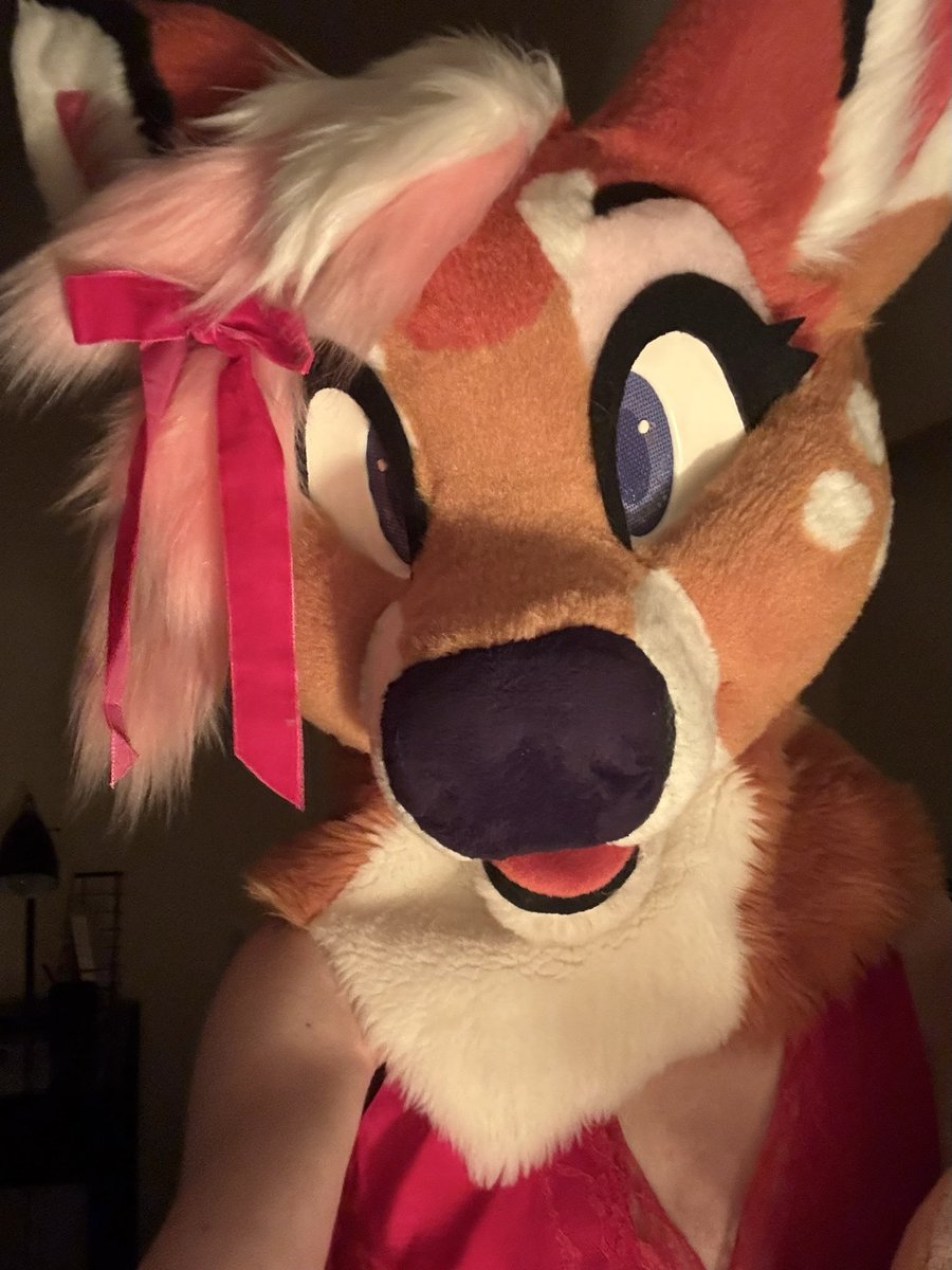 Merry Christmas! 🎄🩷

#fursuiters #deerfurry #furryfandom #fursuitphotography #fursuiting